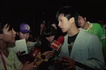 取材陣でにぎわう会場